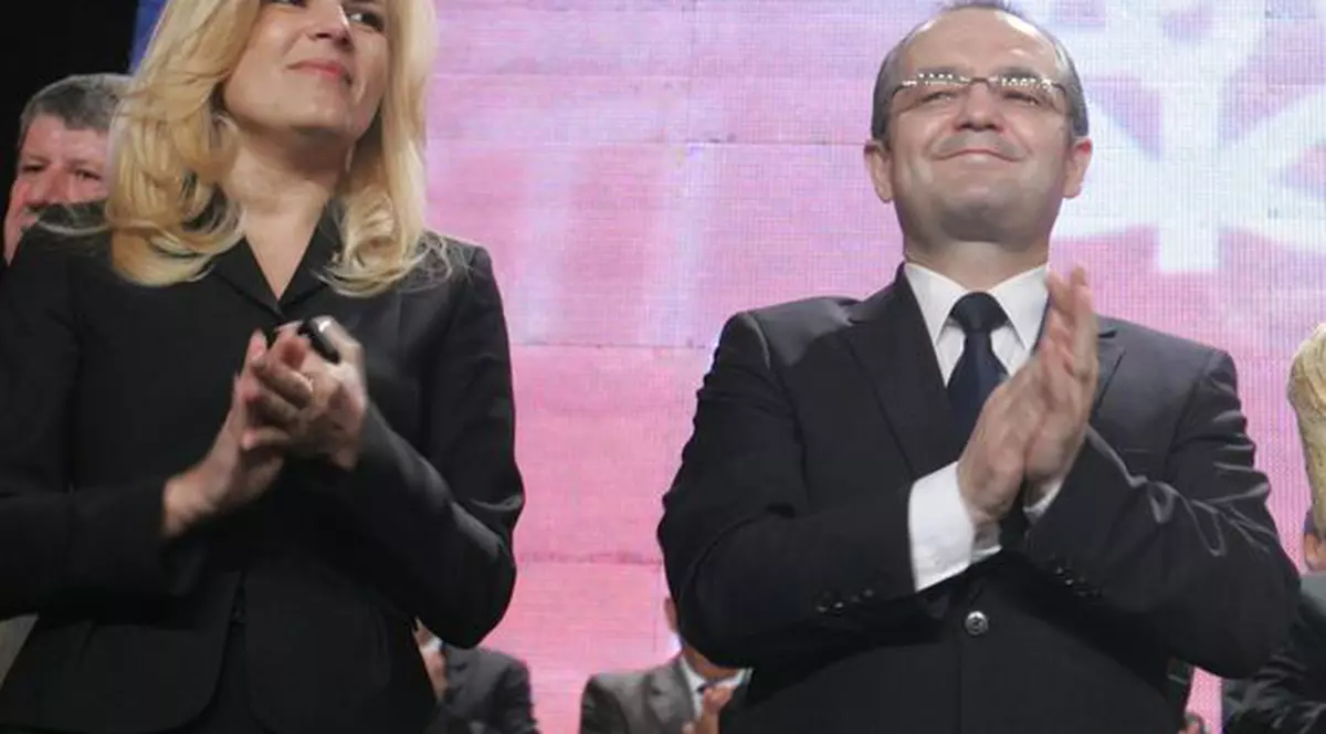 Elena Udrea: "În acest moment nu se mai discută despre schimbarea premierului Emil Boc"