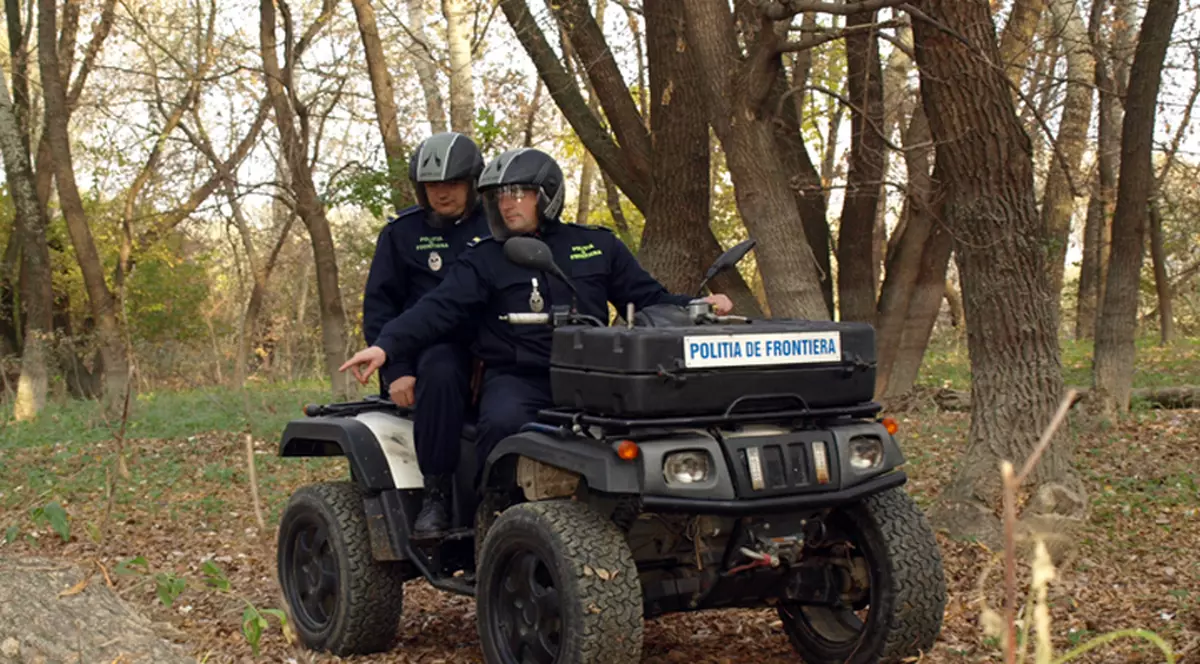 La Suceava şi Botoşani, poliţiştii de frontieră au tras după contrabandiştii de ţigări 