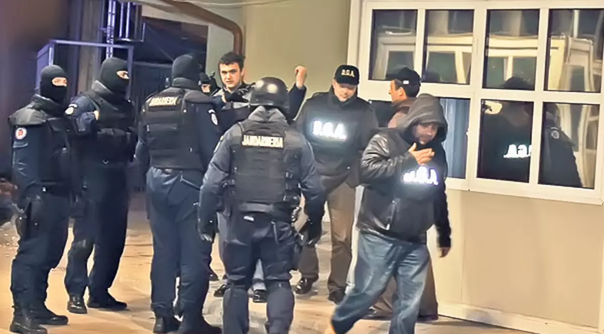 Zeci de maşini de lux fără acte au fost găsite la vilele unor interlopi din Iaşi