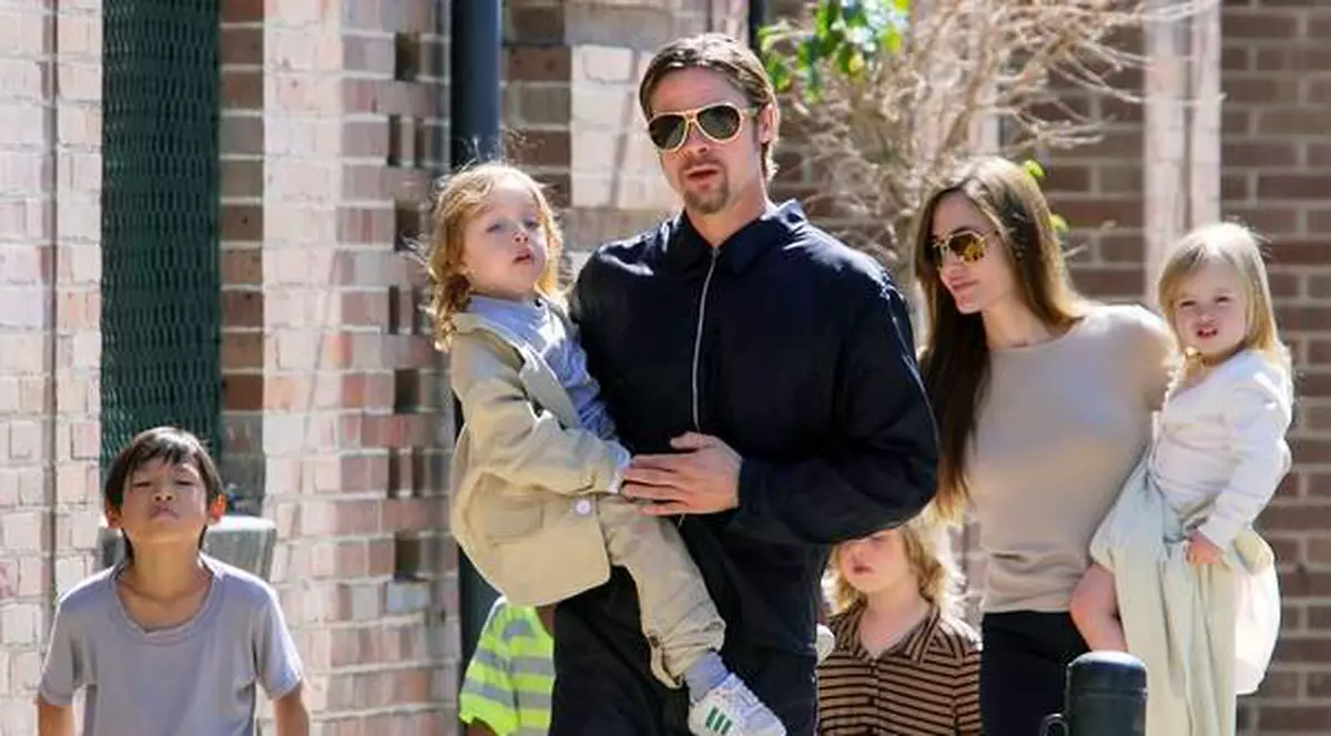 Brad Pitt, tată super-erou: "Mă pot ocupa simultan de 4 copii"
