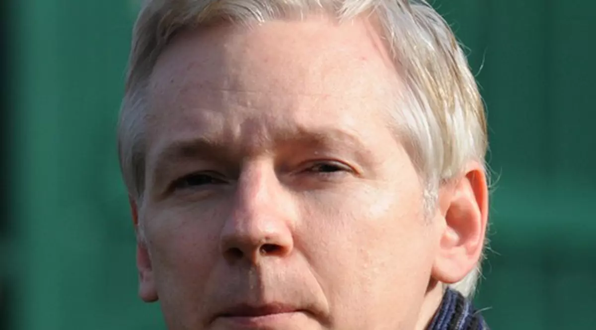 Julian Assange: "Facebook este o bază de date dezvoltată de serviciile secrete americane" 