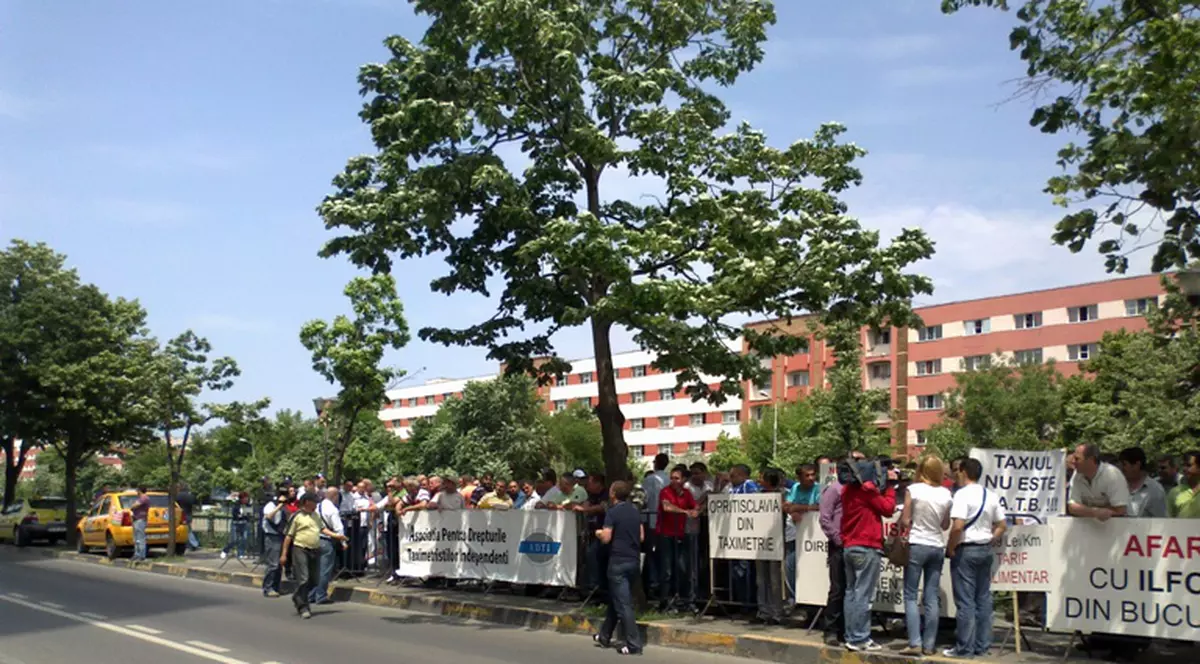 Taximetriştii, protest în faţa primăriei