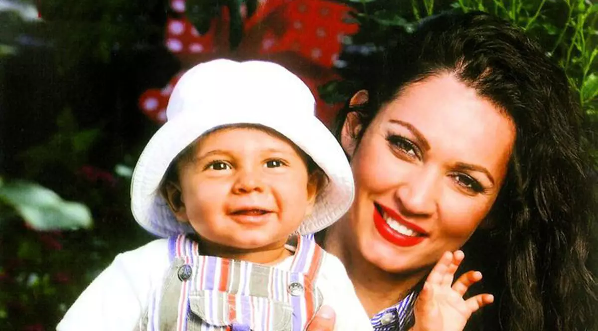 Tripleţii i-au dat viaţa peste cap Nicoletei Luciu