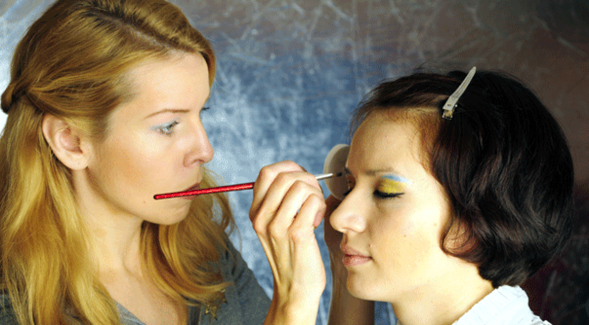 Week-end cu machiaj, cărţi şi bunătăţi