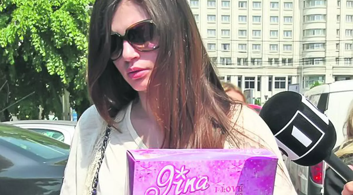 Monica o învață pe Irina cum se fac copiii