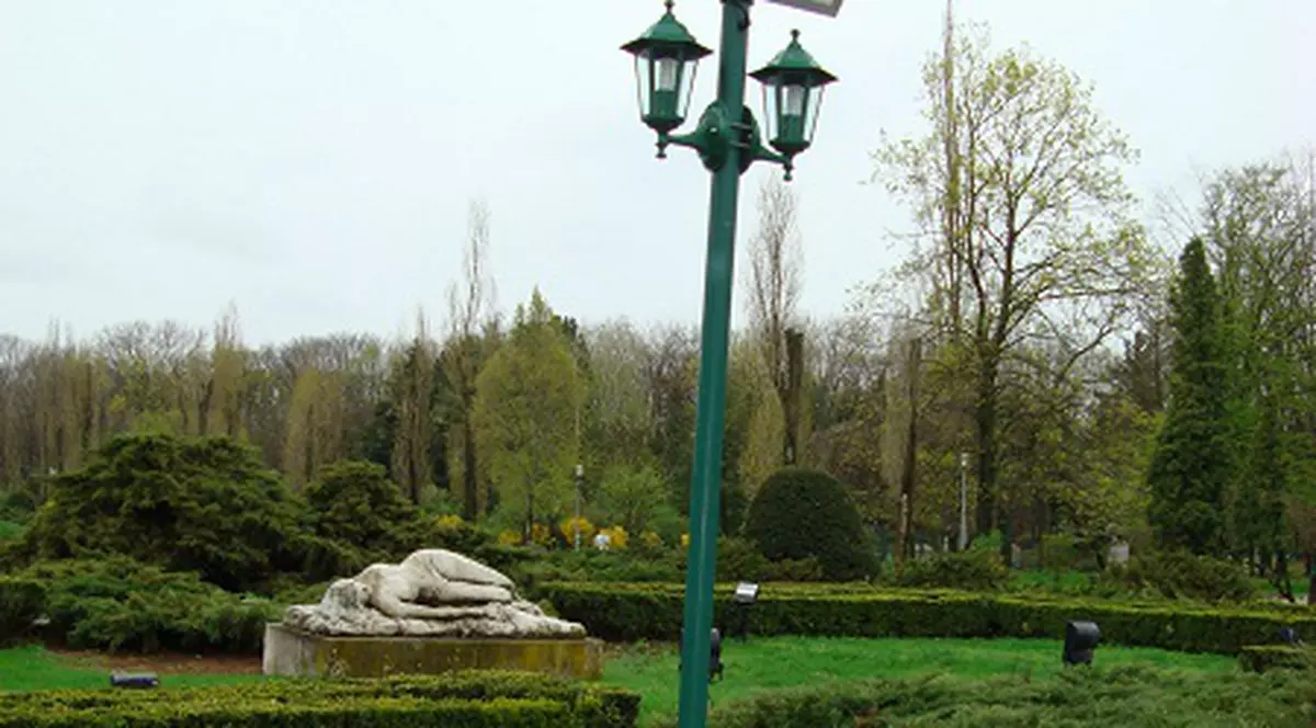 Stâlpi eco în Parcul Herăstrău! Se încarcă de la soare şi luminează aleile noaptea