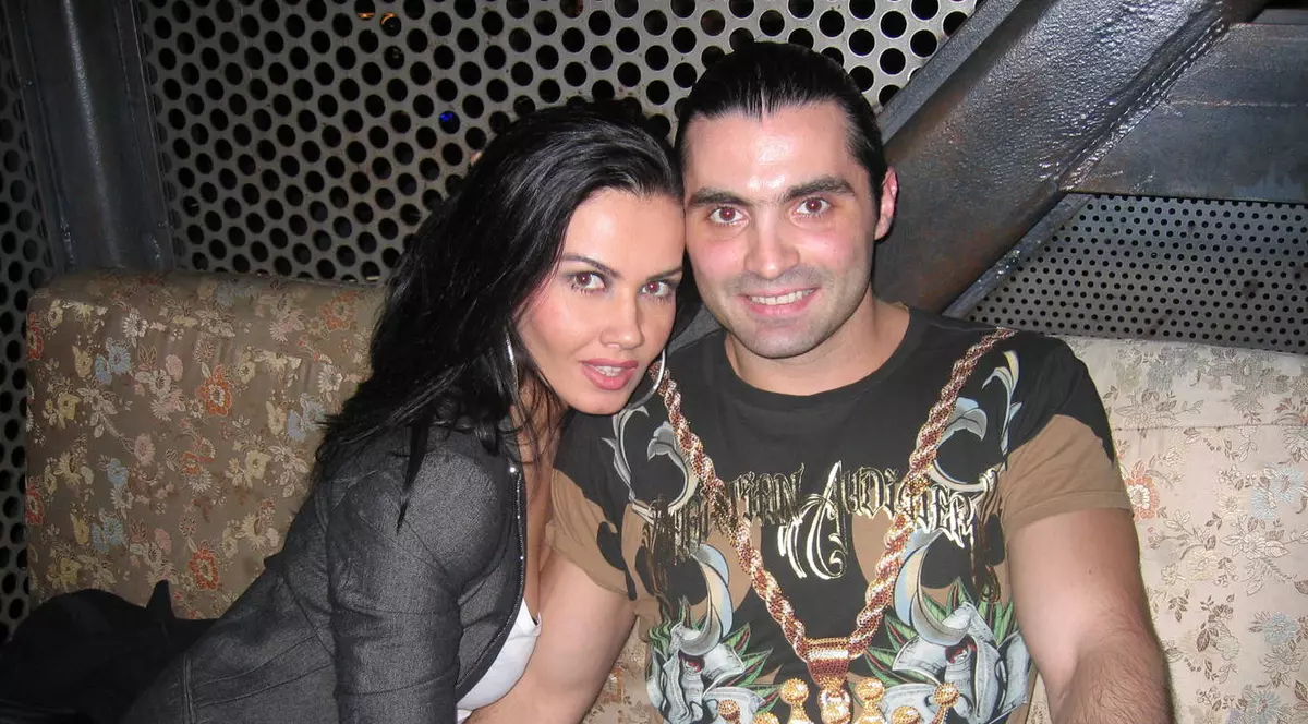 Pepe şi Oana, fericiţi la întâlnirea cu notarul