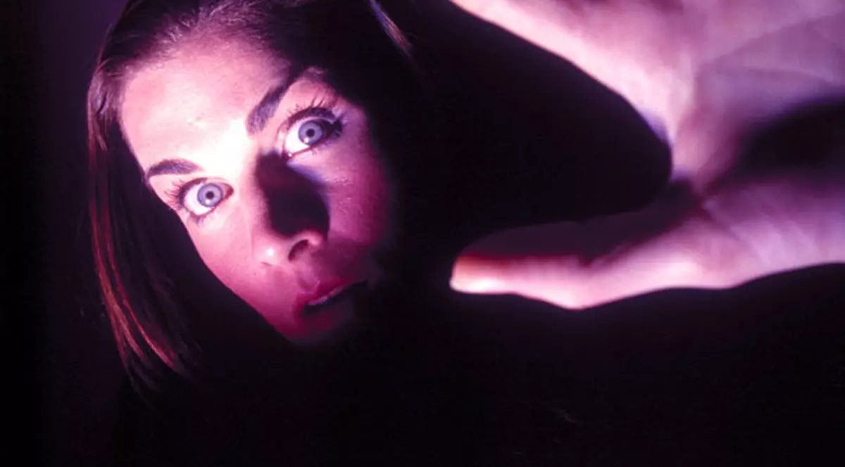 O tânără de 26 de ani din Anglia suferă de o boală rară: bărbaţii o sperie de moarte