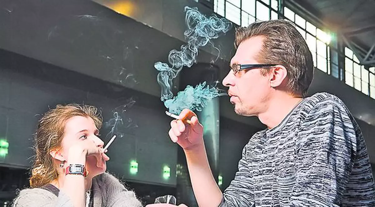 EXCLUSIV / Proiectul de lege care ar putea permite FUMATUL în spațiile publice a fost depus