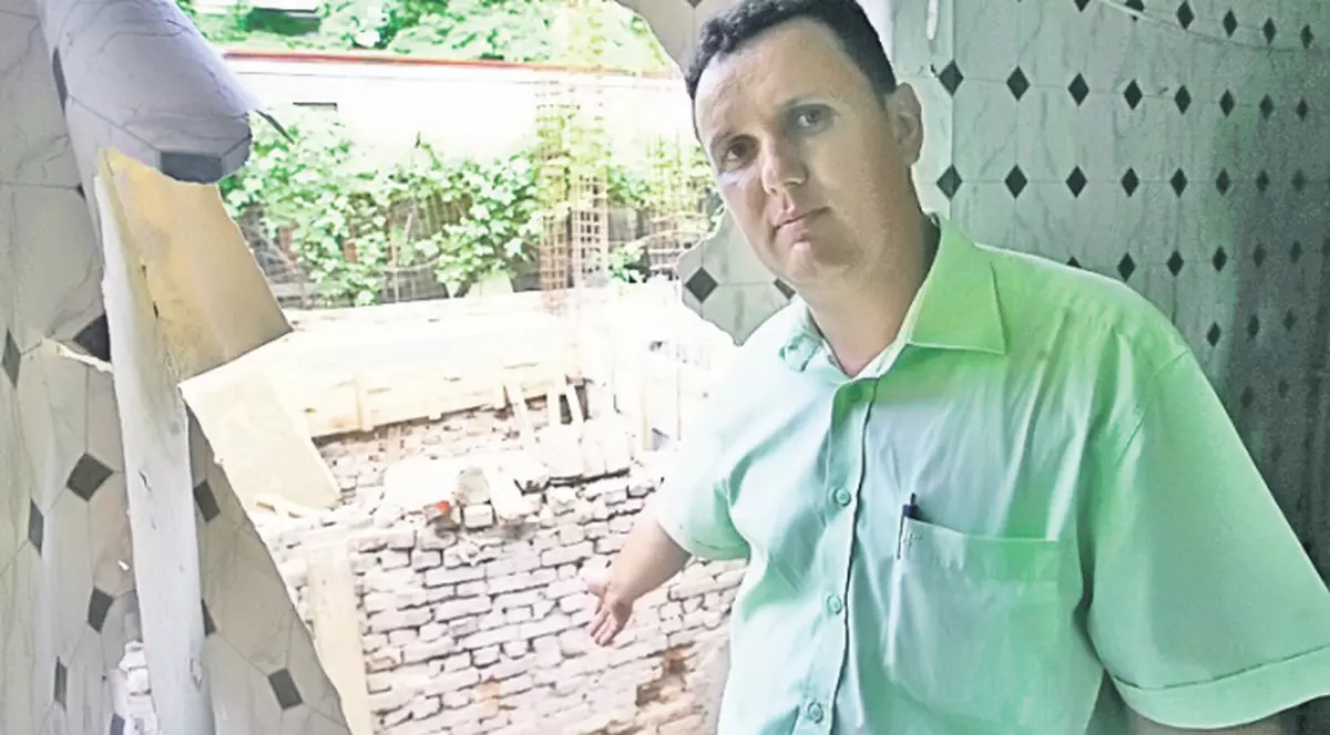 Vecinul casei din București al cărei zid s-a prăbușit peste șase muncitori: «Aici era peretele de la baia unchiului meu»