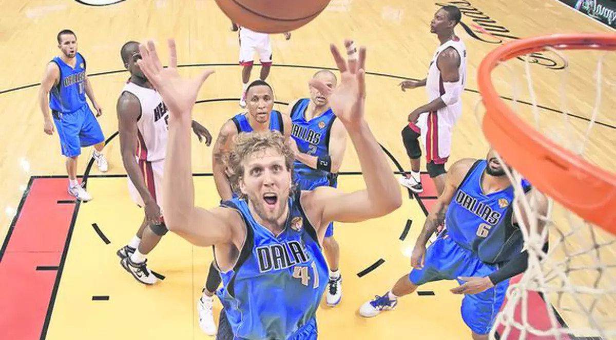 Baschetbalistul Dirk Nowitzki nu şi-a putut stăpâni emoţiile după ce a devenit campion în NBA cu Dallas Mavericks
