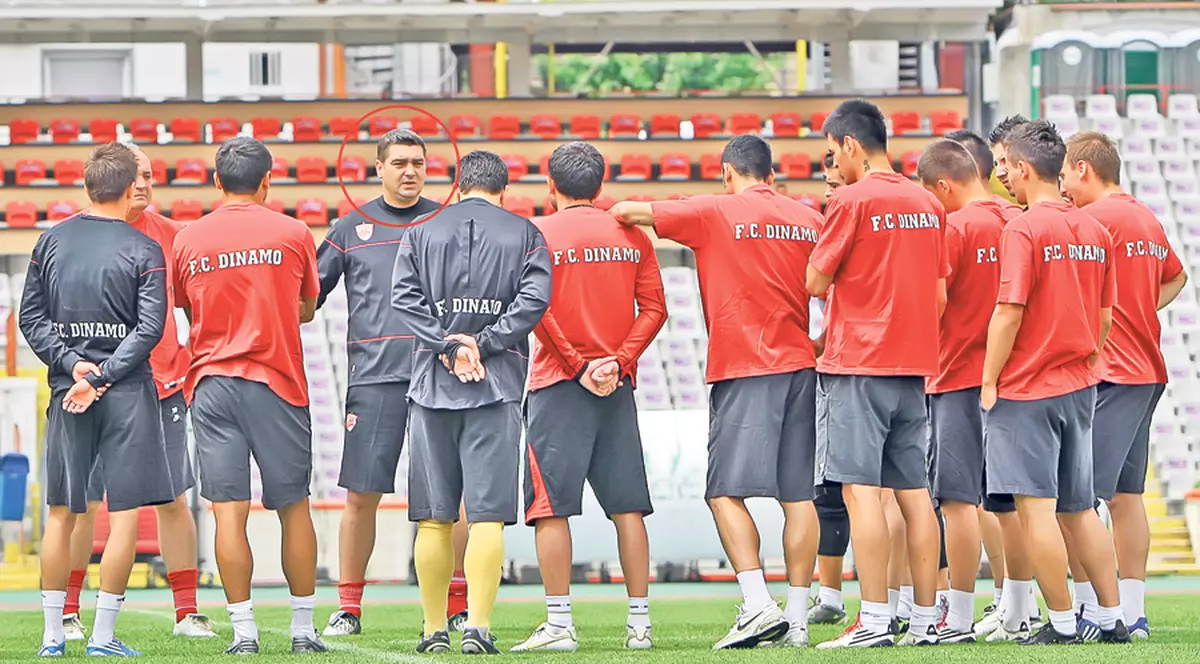 Ioan Andone, fostul antrenor al dinamoviştilor, îi urează noroc succesorului său prin intermediul Libertăţii: «Baftă, Ciobi!»