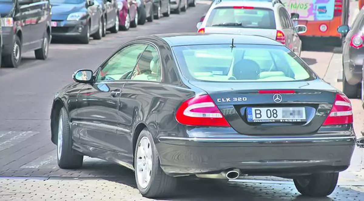 Elena Băsescu foloseşte la Bruxelles o limuzină de 60.000 de euro înmatriculată pe o firmă a soţilor Bebe şi Sidonia Ionescu