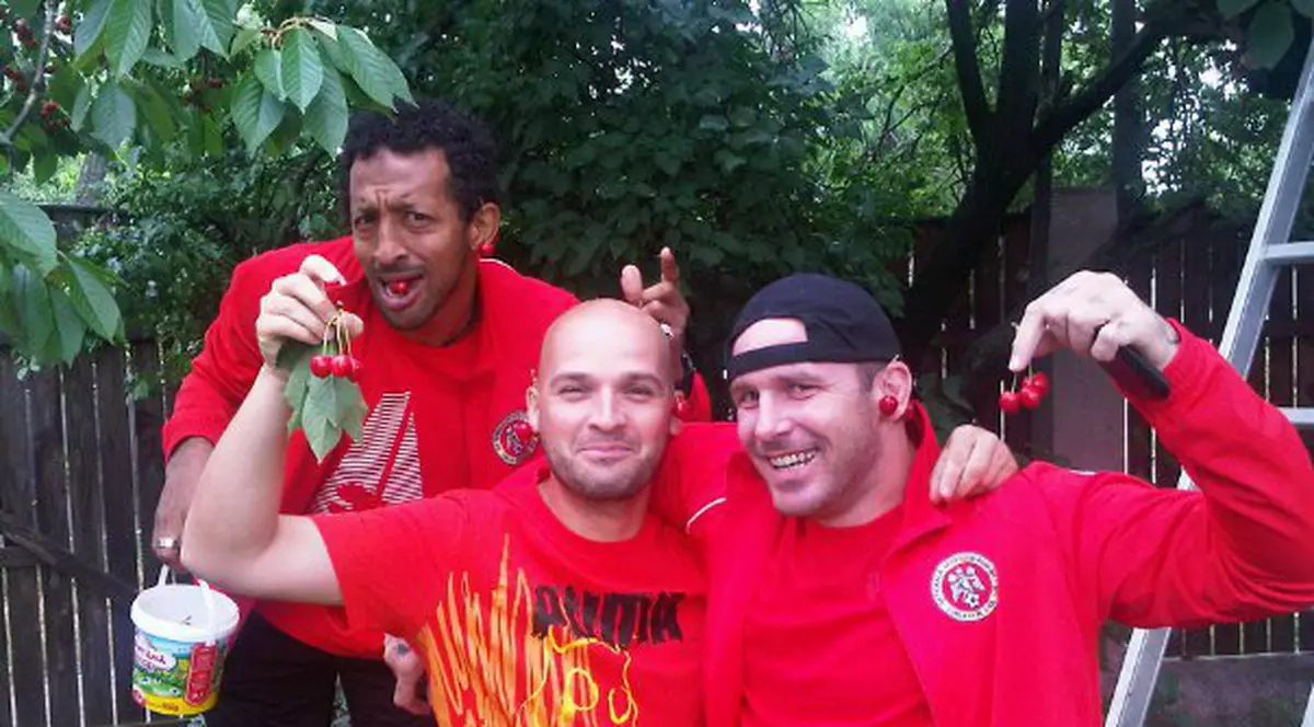 La ziua lui Adrian Enache, invitaţii şi-au potolit foamea cu cireşe