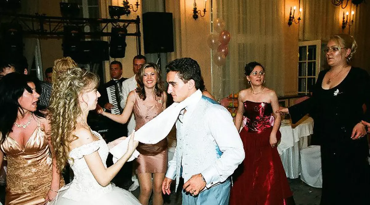 Foto | Larisa, ce ţi-a venit? Şi-a pus pe Facebook poze de la nunta ei cu Marian