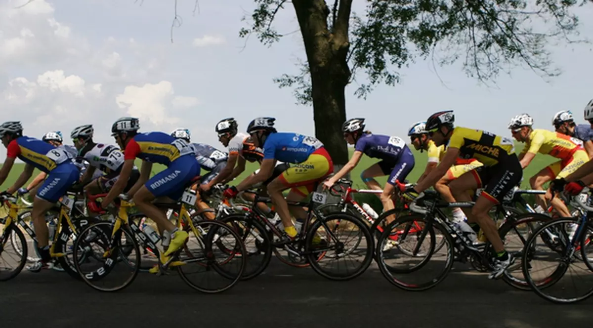 Foto | Liniştea dinaintea furtunii: cicliştii au dat-o la pace înainte de urcarea pe Transfăgărăşan