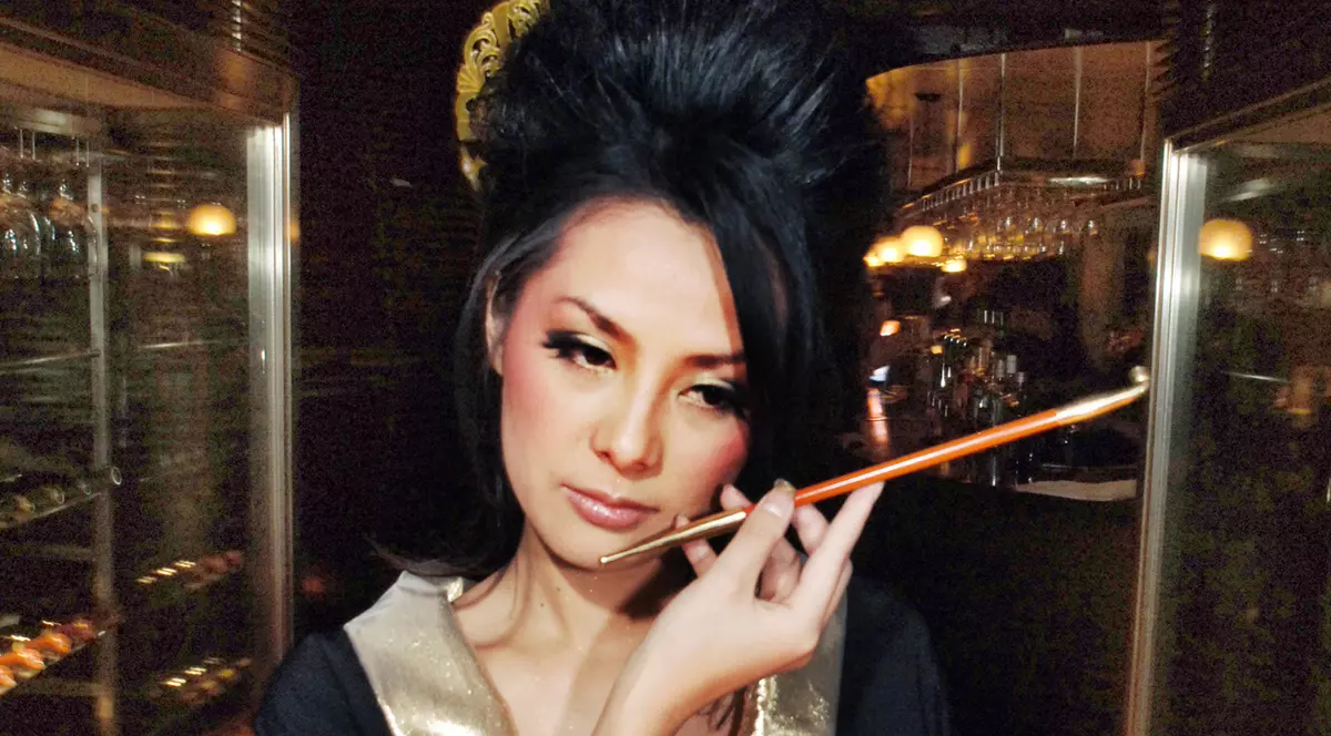 Inedit: Artistă japoneză caligrafiază pe trupuri de femei