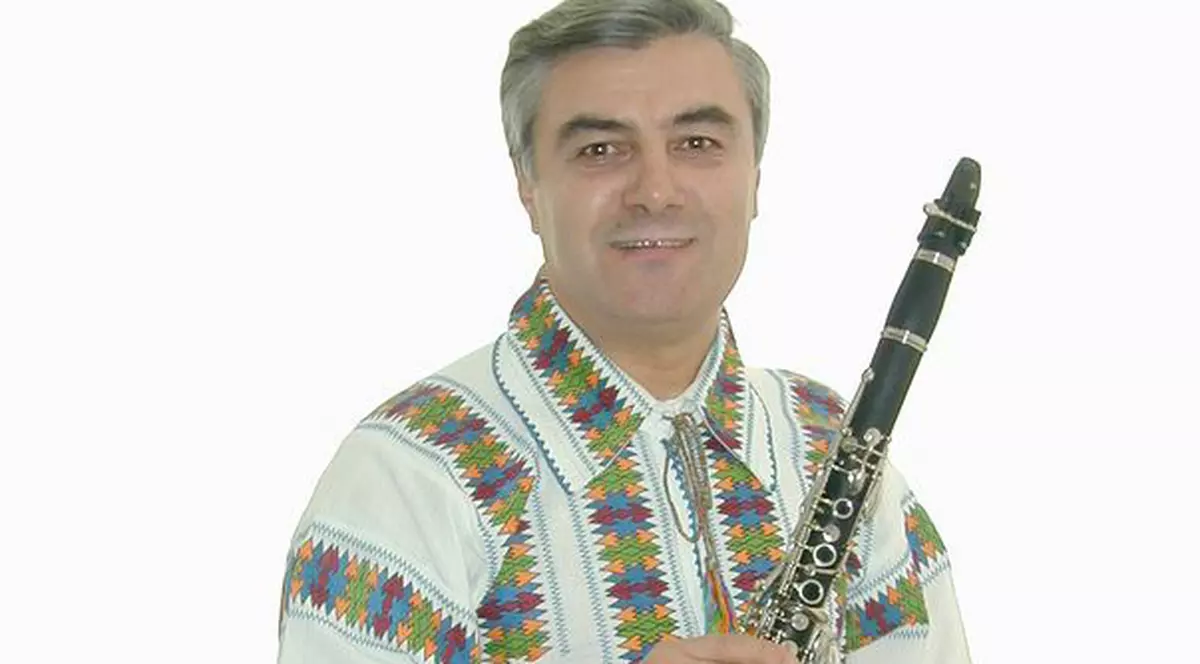 Un sucevean cântă la 11 instrumente