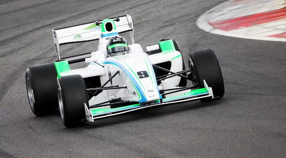 Pilotul român Mihai Marinescu participă la cursa de Formula 2 pe circuitul Spa Francorchamps