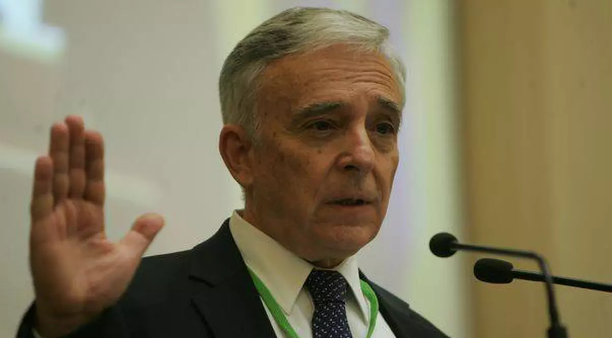 Vezi cât câştigă pe lună Mugur Isărescu! 