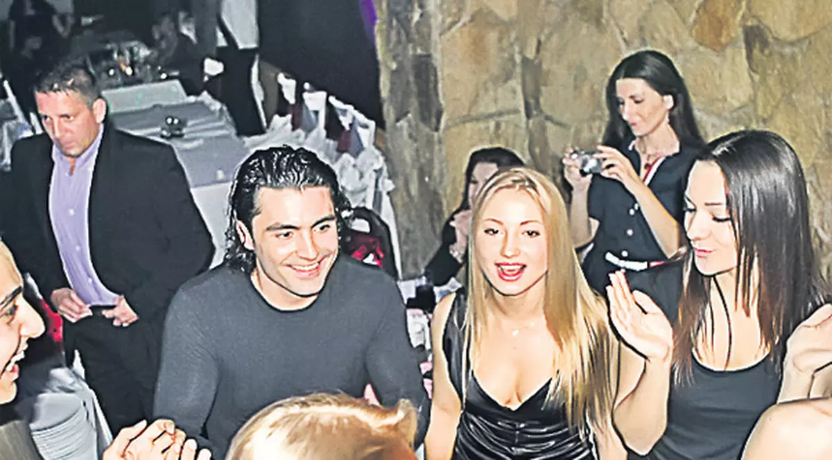 Pepe şi-a dat întâlnire cu blonda lui, noaptea, în aeroport