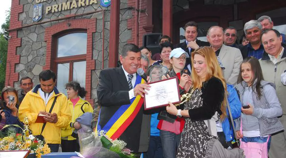 Foto | Mutu a primit titlul de cetăţean de onoare al Buşteniului