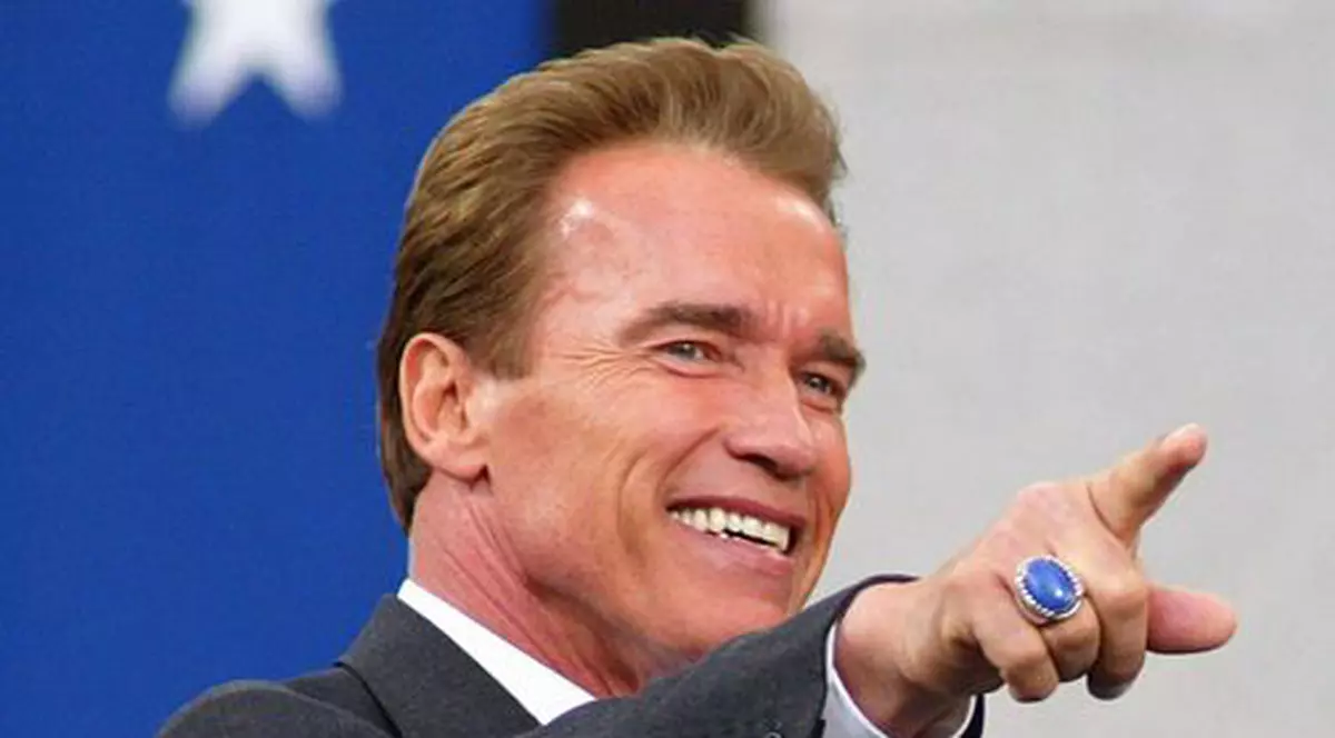 Lui Arnold Schwarzenegger îi plac şi bărbaţii?