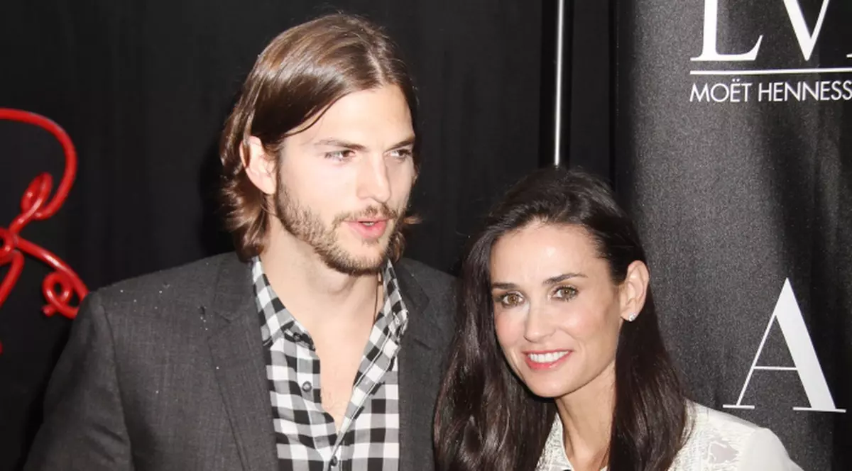 Ashton Kutcher şi Demi Moore, încercare de împăcare în faţa focului de tabără