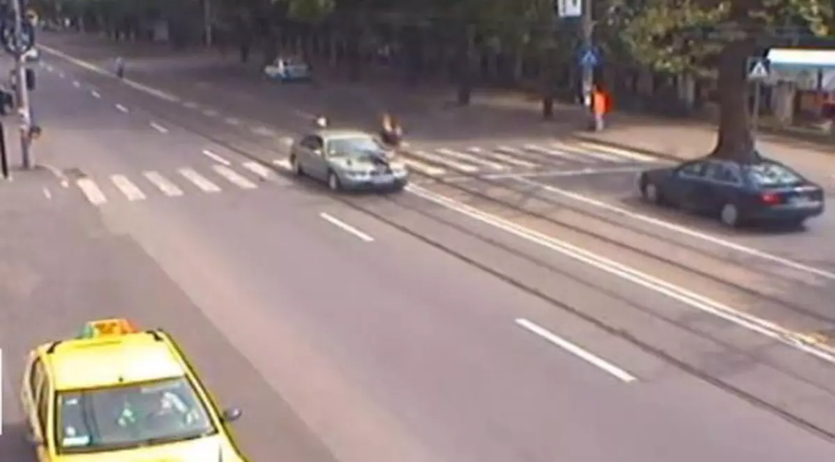 Video șocant | Bătrâna spulberată pe trecerea de pietoni de alaiul de nuntă a murit