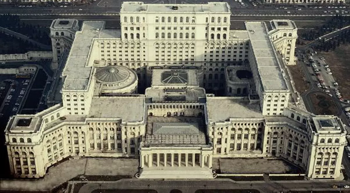 The Guardian le recomandă englezilor: "Mergeţi în Bucureşti să vedeţi monstruozităţile din comunism"