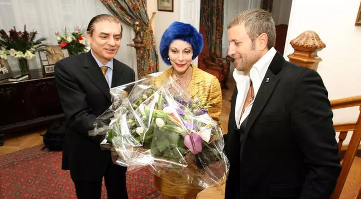 Cătălin Botezatu îi creează rochia prințesei Lia pentru nunta Prințului Albert de Monaco 