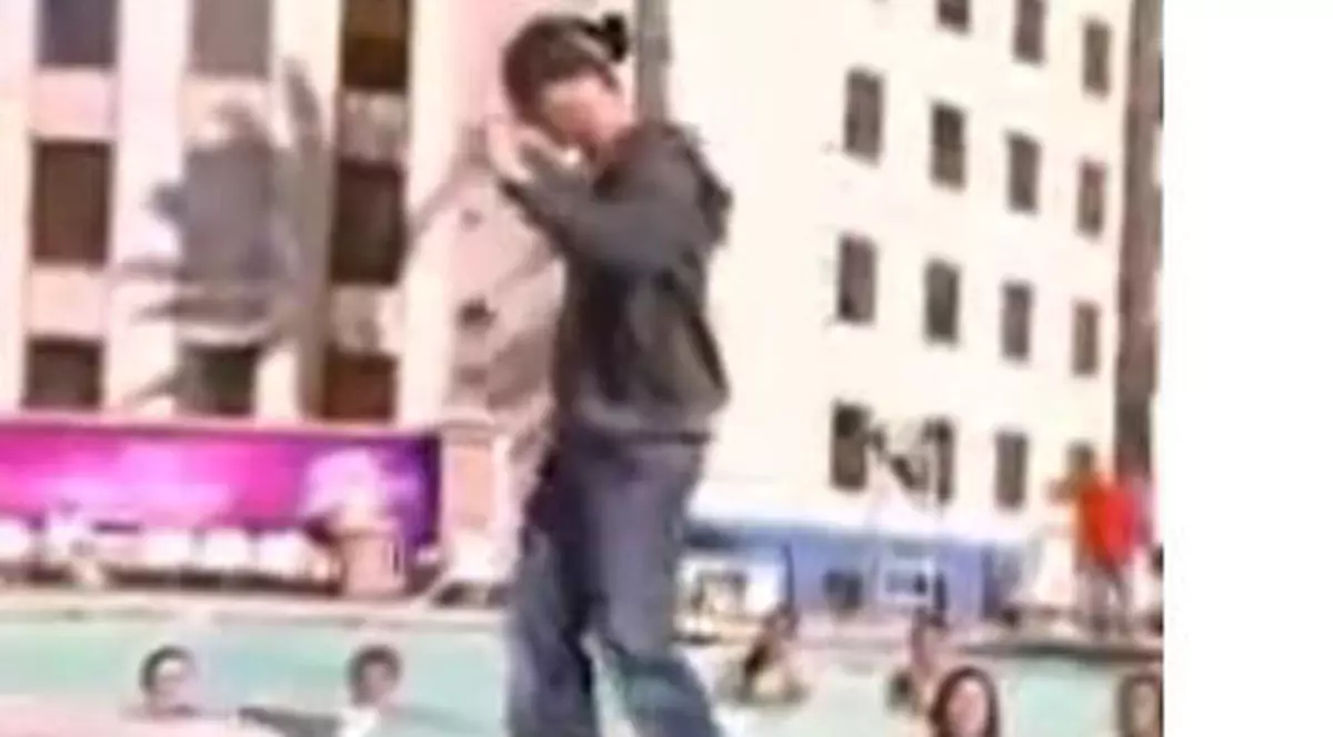 Video | Vă vine să credeţi? Un britanic a mers pe râul Tamisa