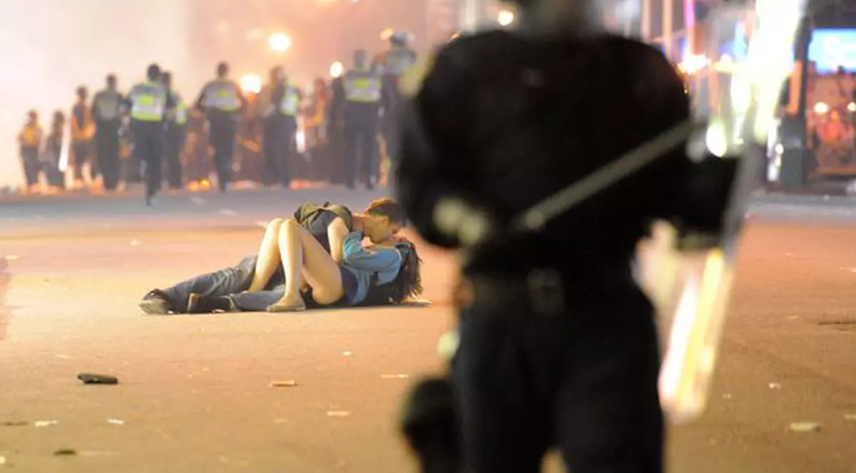 Imaginea care a făcut înconjurul lumii: Make love, not war!