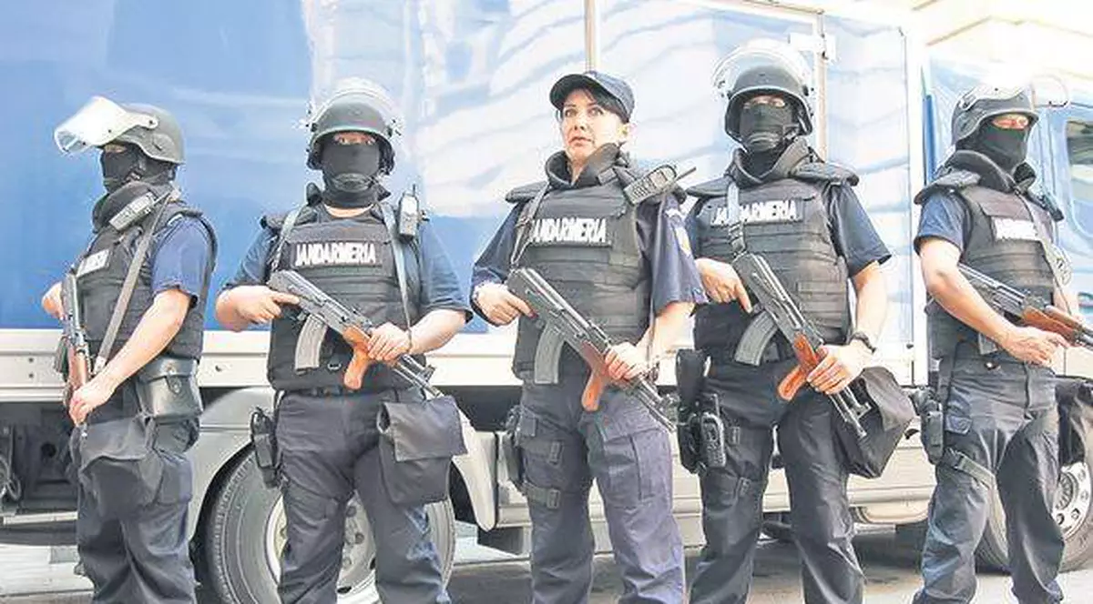 Jandarmii şi pompierii vizaţi de restructurare au început să primeasca preaviz 