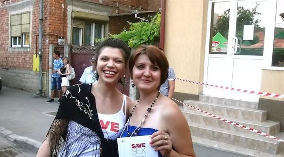 Foto | Laura Andreșan a împărțit prezervative în Gherla