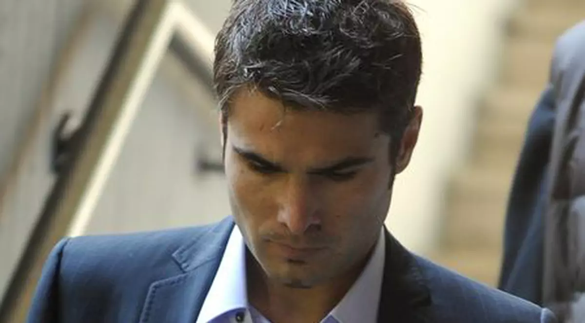 Monica Columbeanu i-a luat faţa lui Adrian Mutu pe aeroport