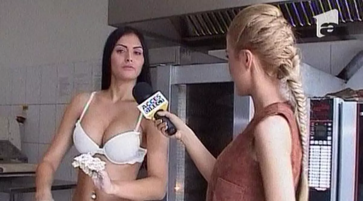 Raluca Dumitru gătește în lenjerie intimă