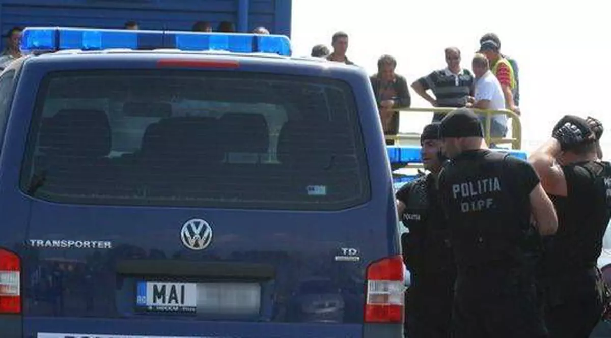 Râzi de mori! Hoţul dormea lângă pat cu motostivuitorul furat