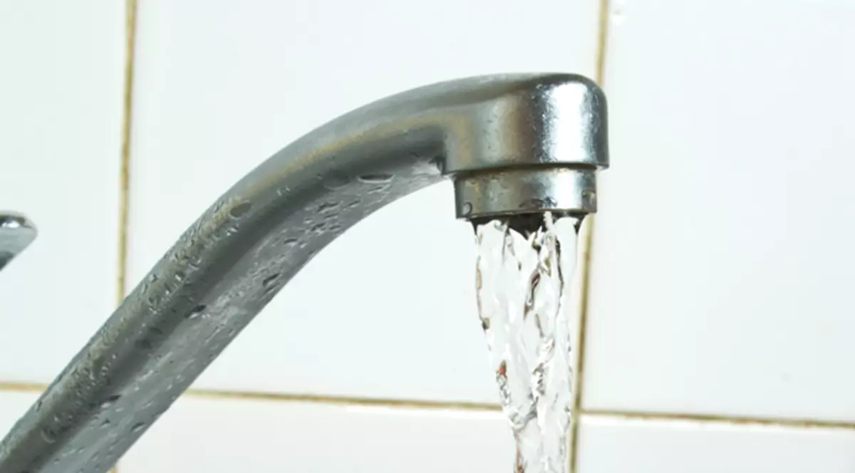 Un bebeluș din Iași, în stare critică după ce a băut apă de la robinet infestată cu fecale