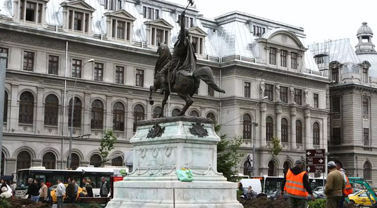 Statuile de la Universitate vor fi puse la loc până la sfârşitul anului