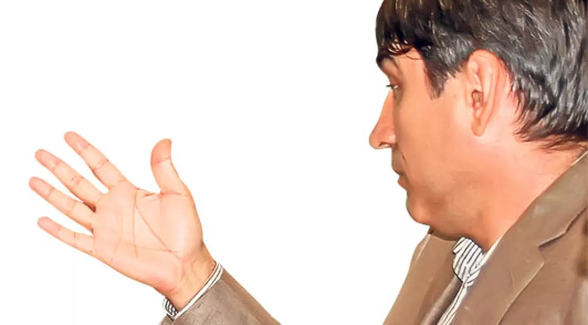 Ne calificăm la Euro 2012! Ghicitoarea Sultana a citit în palma lui Pițurcă