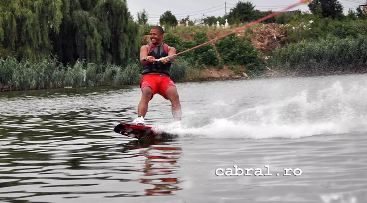 Iată-l pe Cabral cum se dă cu placa pe lac!