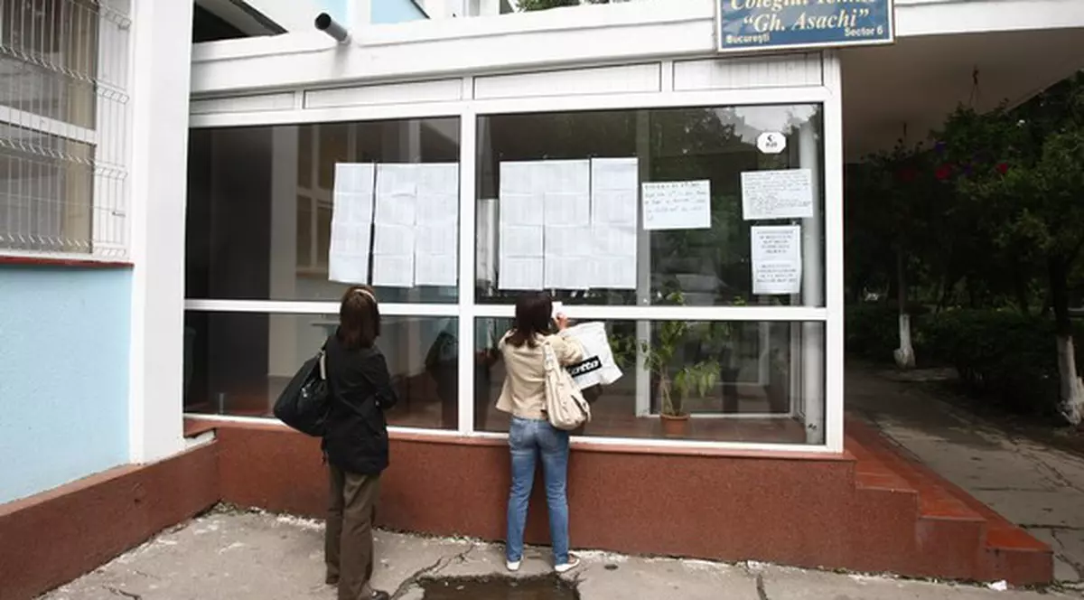 Foto | Culmea Bacului: Într-un liceu, cei doi elevi care au promovat au fost subliniaţi cu marker roz