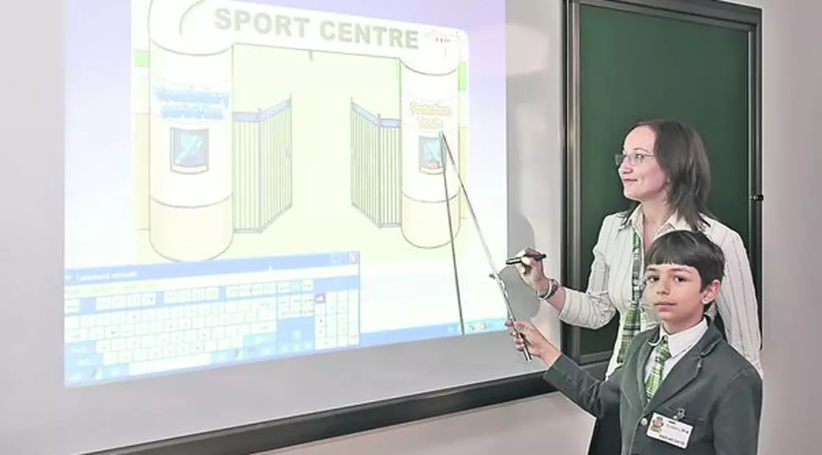 În Bucureşti, 100 de elevi învaţă ca în Occident, într-un lux în care s-au investit sute de mii de euro