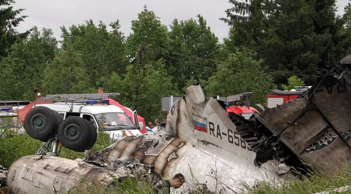 Miracol! Au scăpat după ce un avion s-a prăbuşit peste casele lor