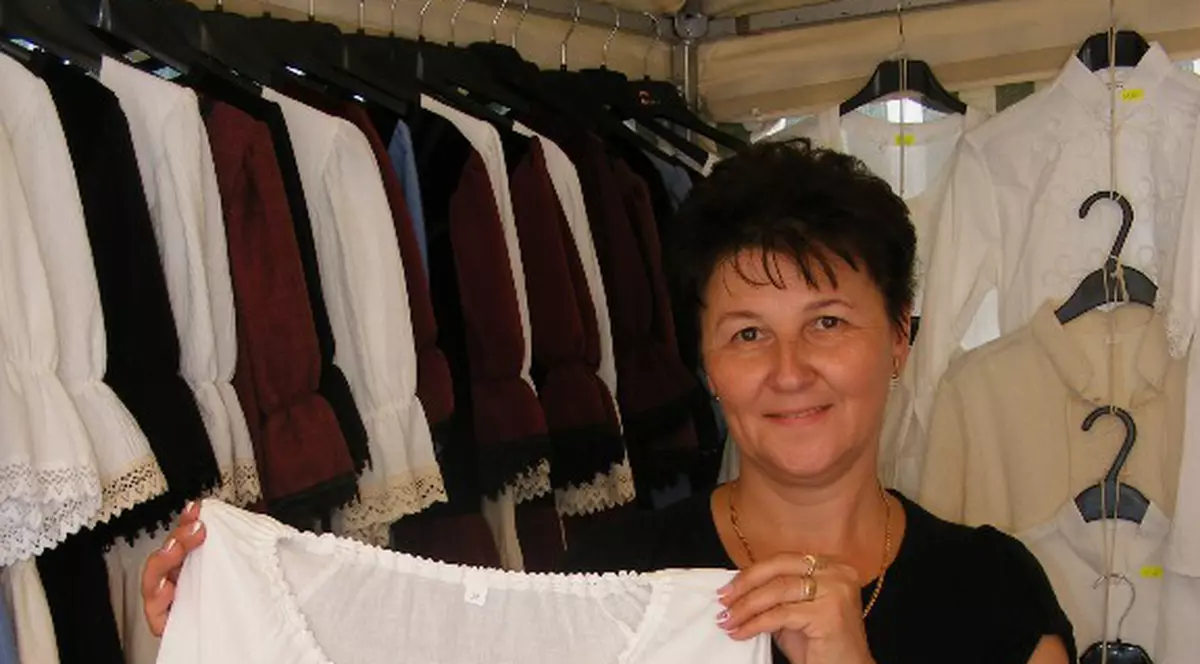 O româncă a cusut şi a vândut până acum mii de ii