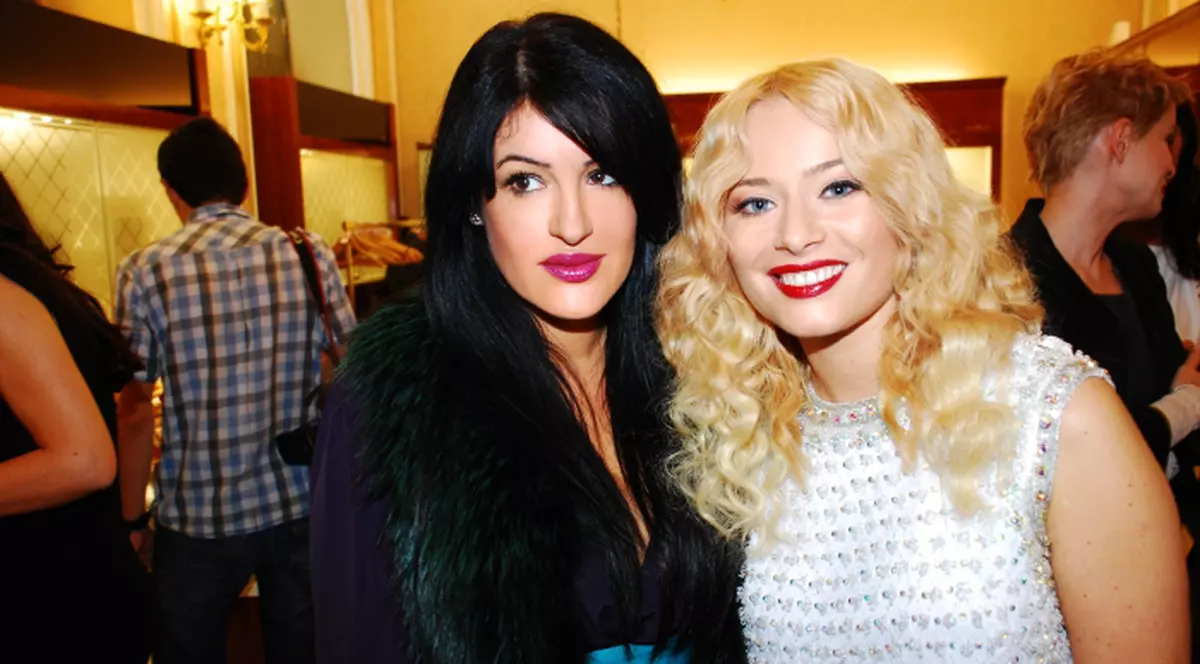 Laura Cosoi are o bluză de 100 de ani, la propriu