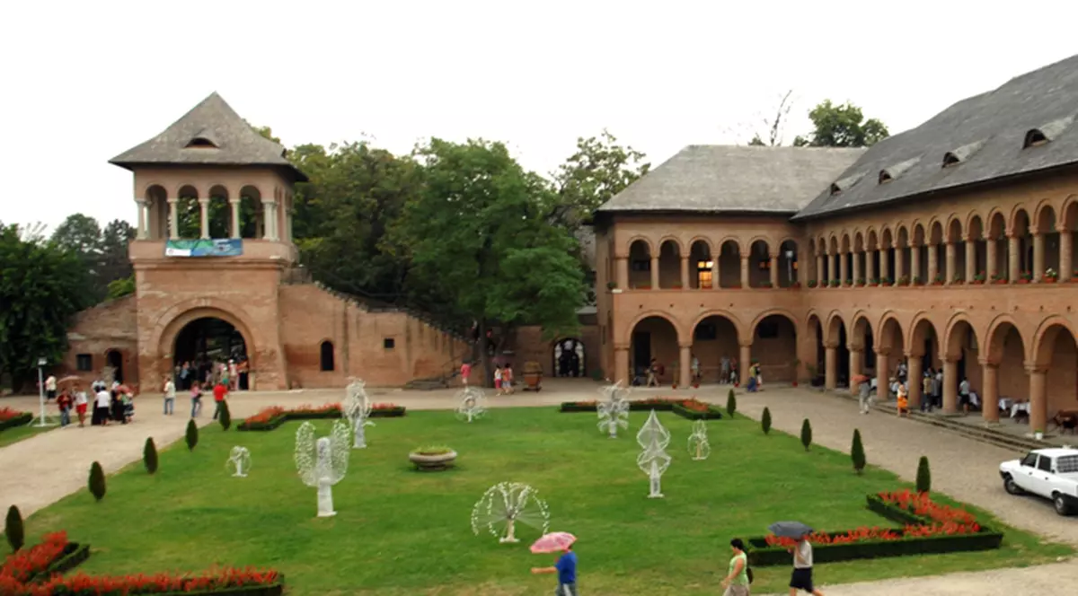 Petrecere la Palatul Mogoşoaia