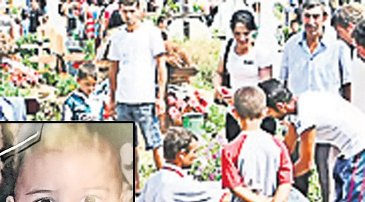 Doarme ținând la piept poza bebeluşului ucis