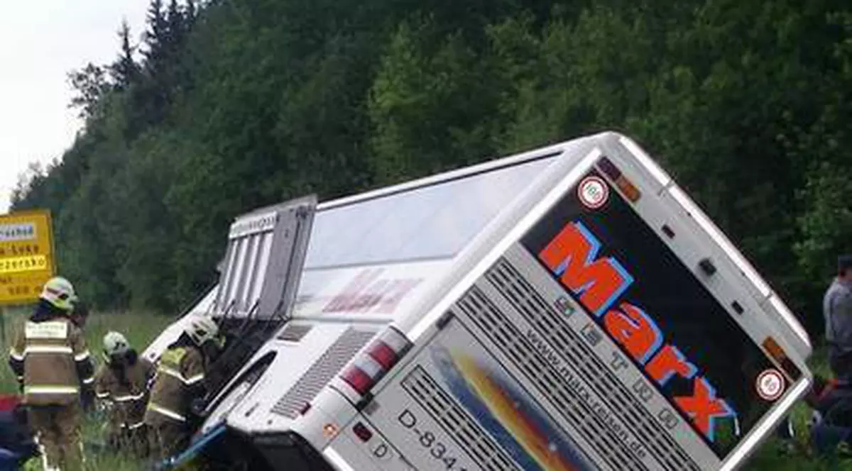 Un autocar cu 46 de copii s-a răsturnat